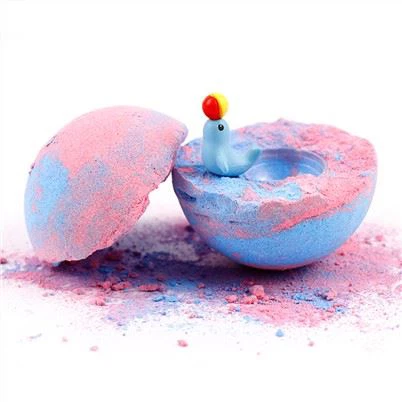 Bom mandi dengan mainan untuk anak